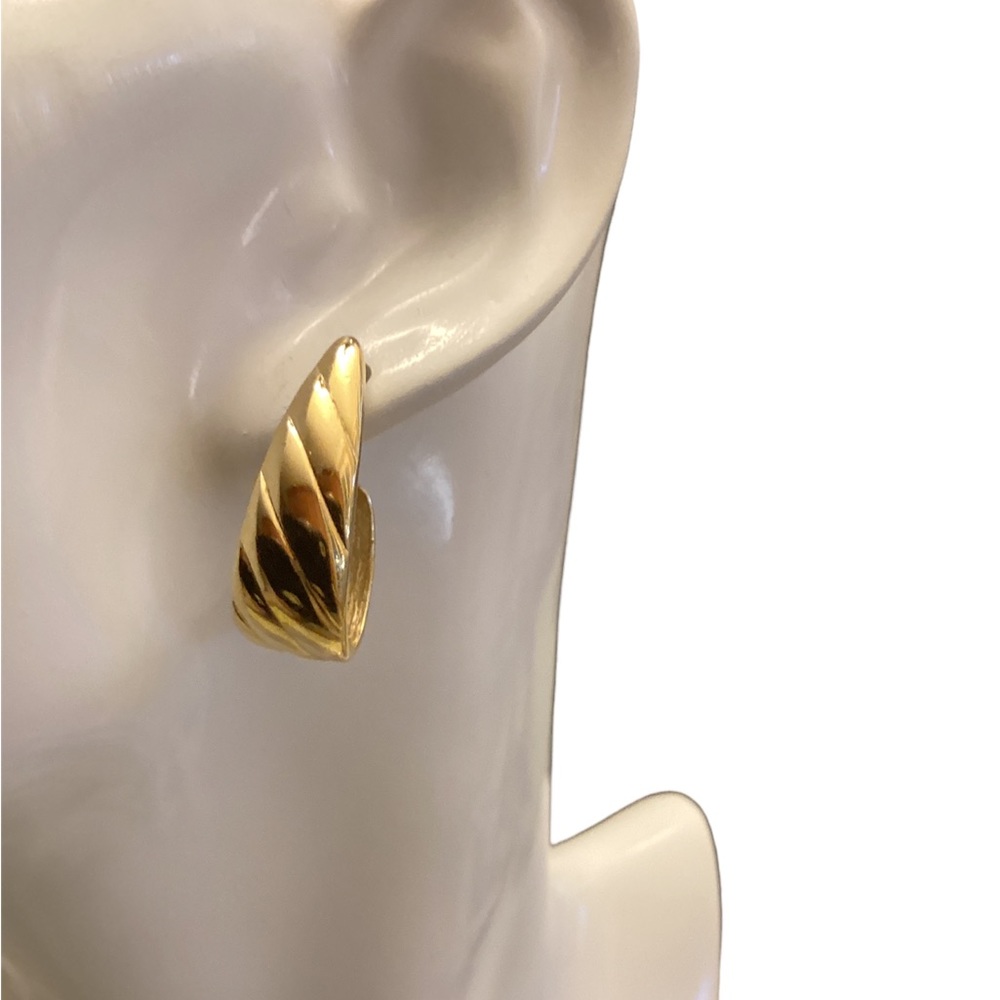 Vintage Monet Oval Hoop Earrings in GoldTone . Measure Aprox 1 inch long